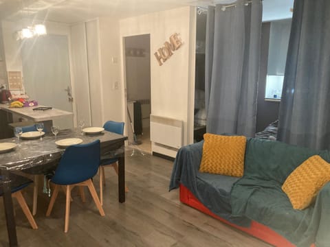 Kitchen or kitchenette, Seating area
