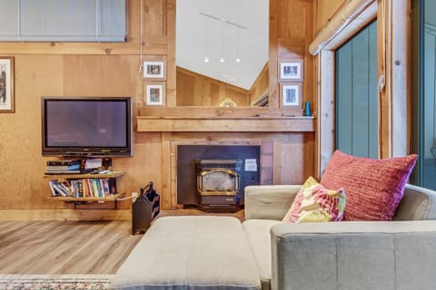 Modern & Sleek Condo - Creekside #110 Apartment in Bear Valley