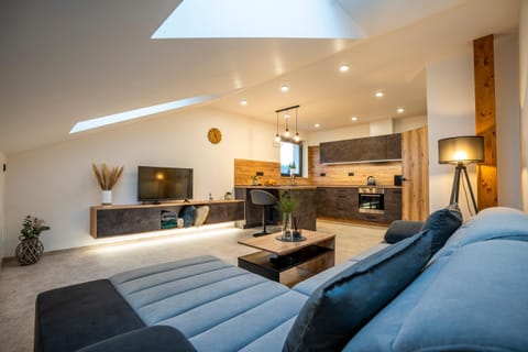 Coffee/tea facilities, Kitchen or kitchenette, Living room, Dining area