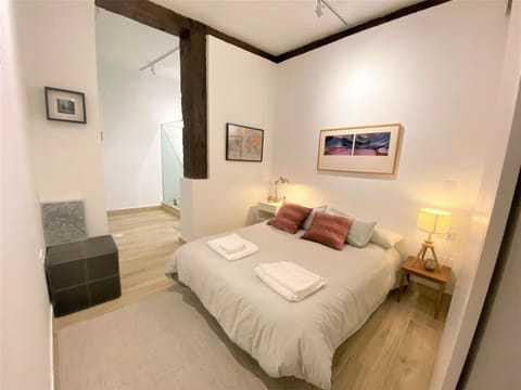 Photo of the whole room, Bedroom