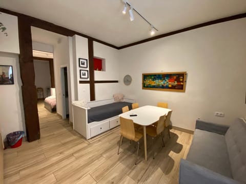 Bed, TV and multimedia, Photo of the whole room, Seating area, Dining area