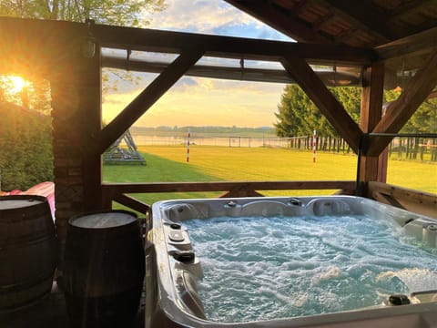 Garden, Hot Tub, Spa and wellness centre/facilities, Garden view, Lake view