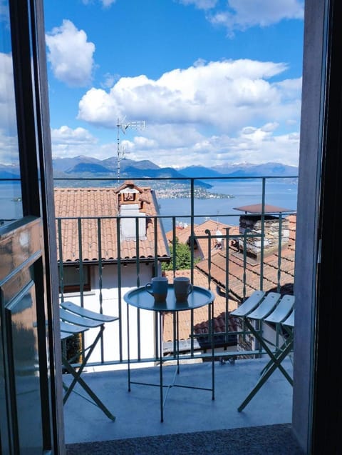 View (from property/room), Balcony/Terrace, Lake view, Inner courtyard view