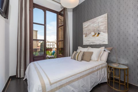Nearby landmark, Bed, TV and multimedia, View (from property/room), View (from property/room), Balcony/Terrace, Balcony/Terrace, Photo of the whole room, Bedroom, City view, City view, Garden view, Garden view, Landmark view, Landmark view, Street view, Street view, Quiet street view