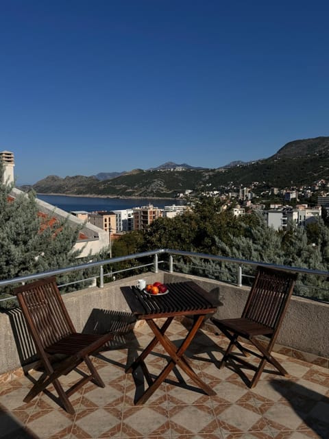 Day, Natural landscape, View (from property/room), Balcony/Terrace, Dining area, Mountain view, Sea view