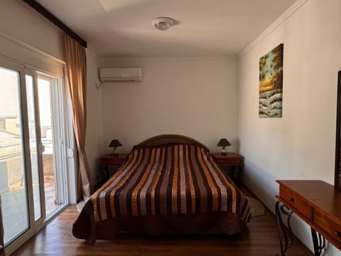 Bed, Photo of the whole room, Bedroom, air conditioner