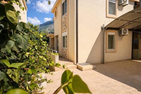 Property building, Facade/entrance, Day