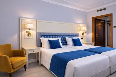 Bed, Living room, Photo of the whole room, Seating area, Bedroom