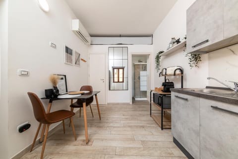 Kitchen or kitchenette, Seating area, Dining area, stove, air conditioner