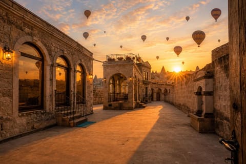 Nearby landmark, Day, Sunrise, Sunset