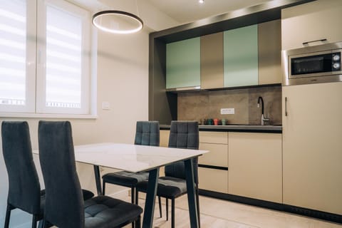 Kitchen or kitchenette, Dining area