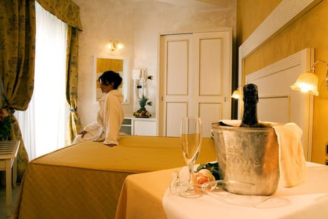 Photo of the whole room, Guests, Alcoholic drinks