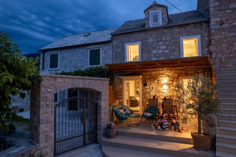 Facade/entrance, Night, Balcony/Terrace
