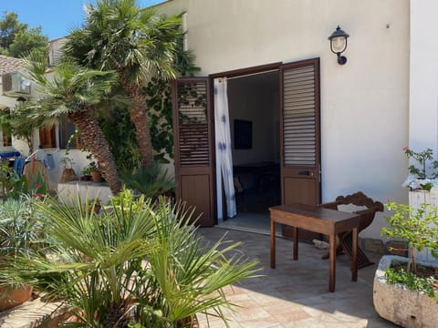 Patio, Facade/entrance