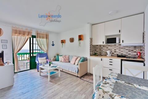 Kitchen or kitchenette, Living room, Seating area, Dining area, minibar, stove