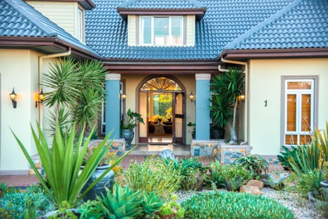 Property building, Facade/entrance, Garden, Garden view