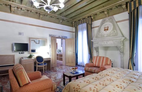 Bed, TV and multimedia, Photo of the whole room, Seating area, Bedroom, wardrobe