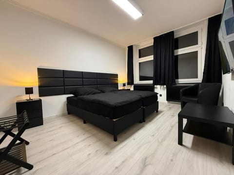 Bed, TV and multimedia, Photo of the whole room, Seating area, Bedroom