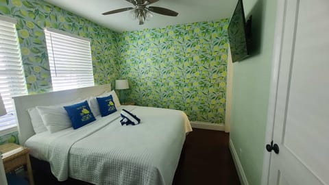 Bed, TV and multimedia, Bedroom, towels