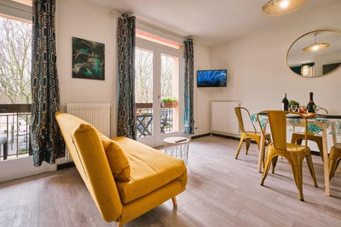 Living room, Seating area, Dining area