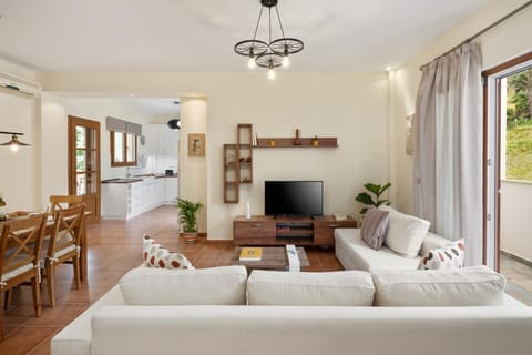 Kitchen or kitchenette, Seating area, Dining area