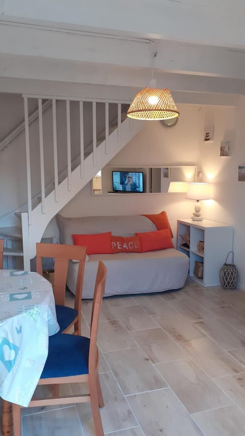 Living room, Lounge or bar, Seating area, Dining area
