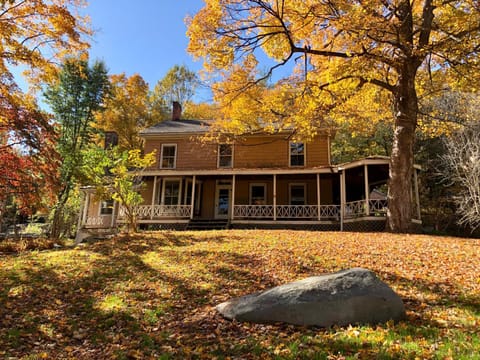 Property building, Day, Natural landscape, Garden, Autumn, Garden view, Seasons