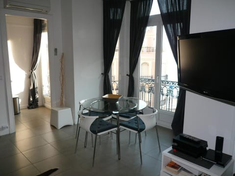 Restaurant/places to eat, Living room, Seating area, Dining area