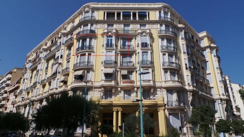 2 pièces, Centre Ville, 50 mètres plages et mer. Apartment in Menton
