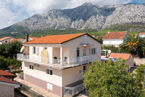 Property building, Neighbourhood, Mountain view