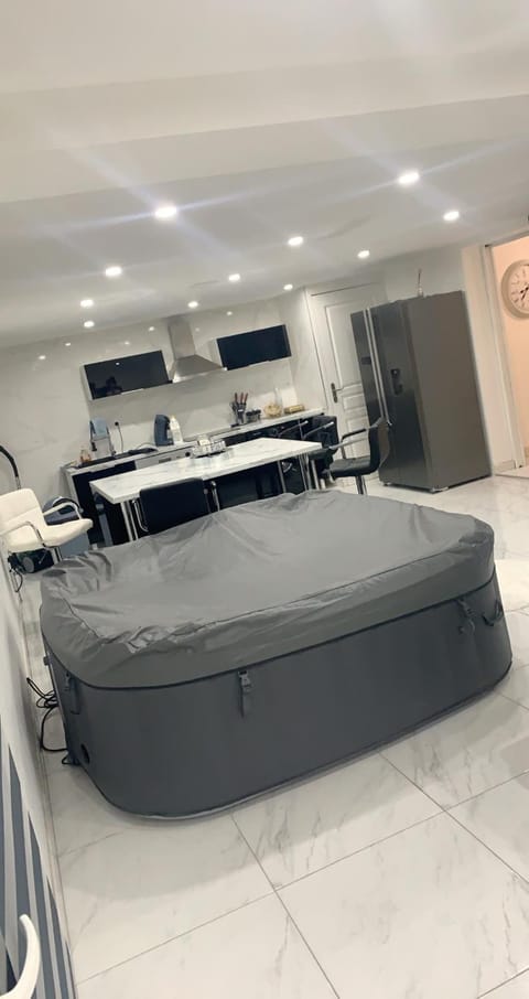 VILLA AVEC PISCINE love ROOM Villa in Givors