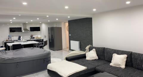 VILLA AVEC PISCINE love ROOM Villa in Givors