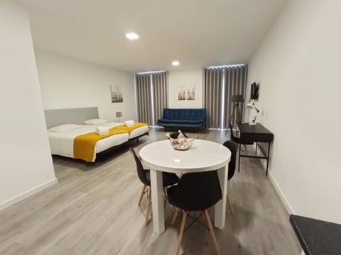 Bed, Photo of the whole room, Seating area, Dining area