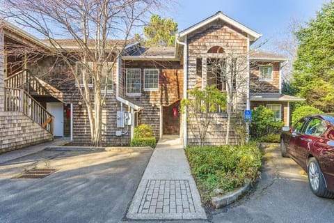 Cannon beach vibes, steps to the beach,WIFI,3 full bedroom en suites with 3 fireplaces,Near Downtown House in Tolovana Park