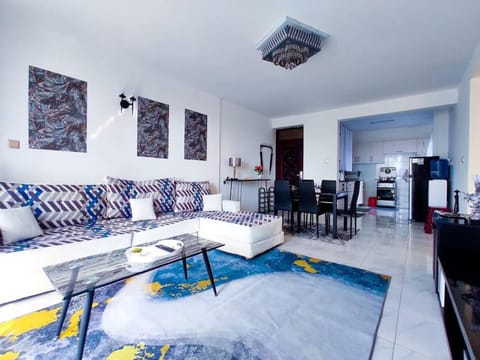TV and multimedia, Kitchen or kitchenette, Living room, Photo of the whole room, Seating area, Dining area
