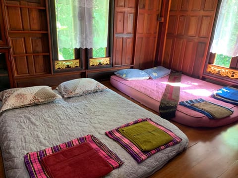 Bedroom, towels
