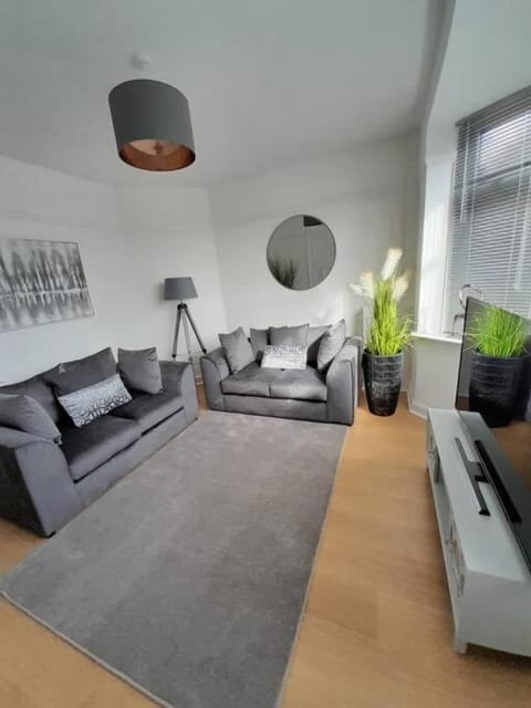 Doctors lane Stylish 3 Bedroom contractor Family House with Parking House in England