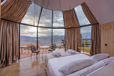 Photo of the whole room, Mountain view