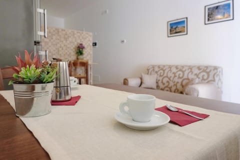 Coffee/tea facilities, Dining area