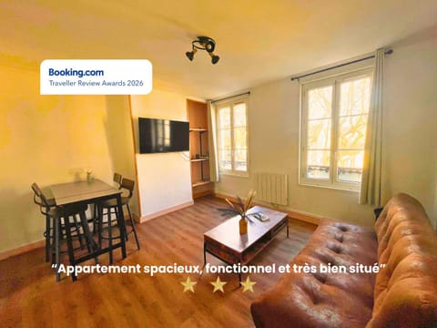 Property building, Nearby landmark, TV and multimedia, Living room, Lounge or bar, Seating area, Dining area, City view, Landmark view, Location, cot, internet, washing machine, dryer