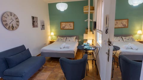 Bed, Photo of the whole room, Seating area, Dining area, Bedroom