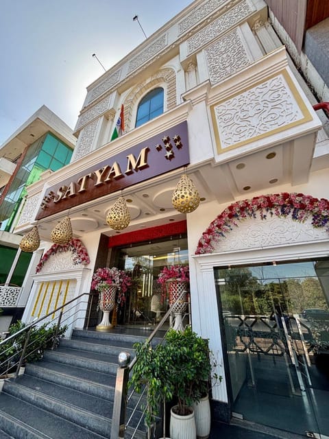 Property building, Facade/entrance, Day