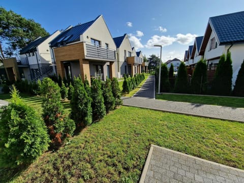 Property building, Spring, Day, Neighbourhood, Natural landscape, Garden, Garden view