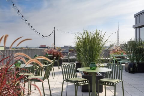 Restaurant/places to eat, Balcony/Terrace, Food and drinks