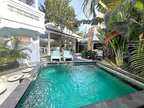 Property building, Patio, Patio, Spring, Day, Winter, Summer, Garden, Garden, Autumn, Pool view, Swimming pool, Swimming pool, Seasons, Time of day, Family, Inner courtyard view, locker, sunbed, sunbed