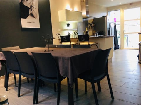 Kitchen or kitchenette, Dining area, minibar, pet friendly, stove