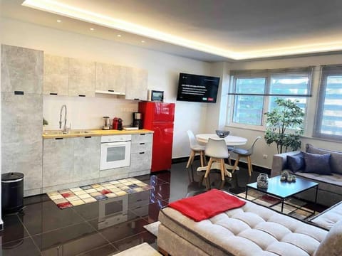 NEW AmazingLarge Luxury 4BR Suite/1min toAcropolis Apartment in Athens