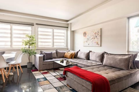 NEW AmazingLarge Luxury 4BR Suite/1min toAcropolis Apartment in Athens