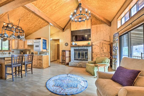 Best Location - Maggie Valley Cabin with Hot Tub! Cabin in Maggie Valley