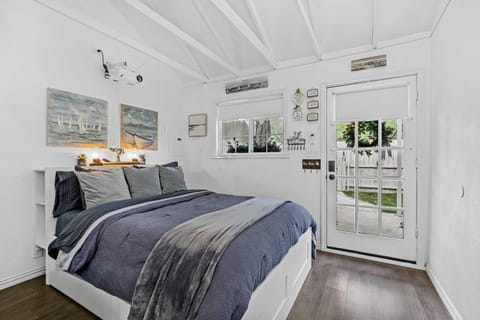 1 Mi to Lewisville Lake Fun Cozy Couples Retreat Apartment in Lake Dallas